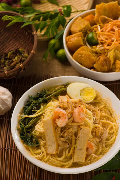 Singapore célèbre nouilles aux crevettes ou hareng mee avec des décorations sur bac — Photo