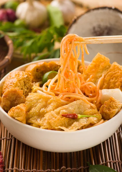 Singapore laksa fideos al curry con un montón de ingredientes crudos como — Foto de Stock