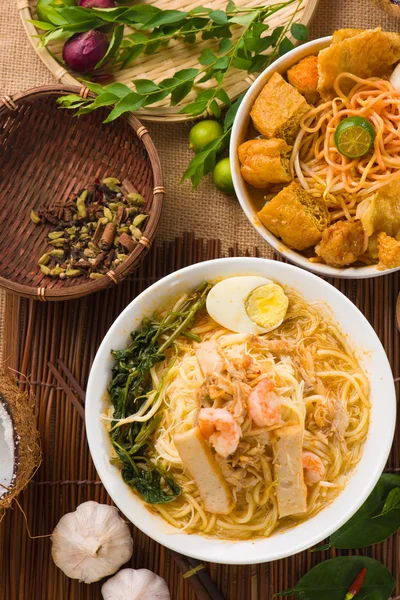 Singapore famous prawn noodle or har mee with decorations on bac — Stock Photo, Image