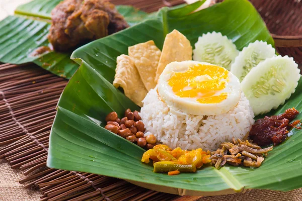 Nasi lemak, tradiční malajsijské kari pasta rýže pokrm podávaný na — Stock fotografie