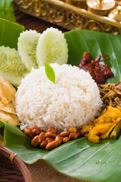 Nasi lemak, un plato tradicional de pasta de curry malayo servido en — Foto de Stock