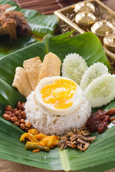 Nasi lemak, sebuah hidangan nasi yang disajikan di atas kari malai tradisional — Stok Foto