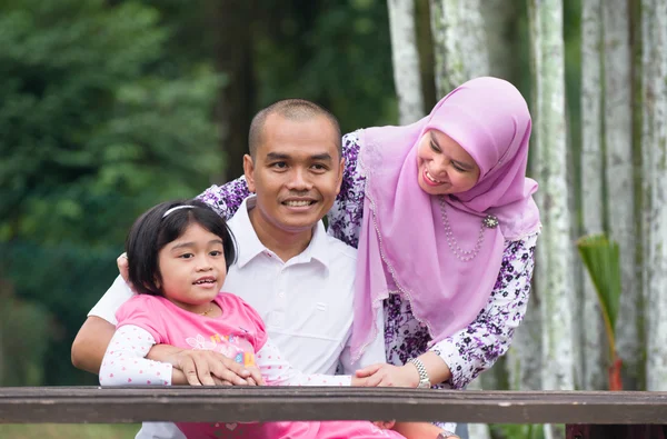 Малайская мусульманская семья веселится в парке — стоковое фото