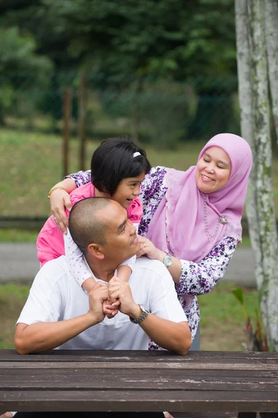 Malaio família muçulmana se divertindo no parque — Fotografia de Stock