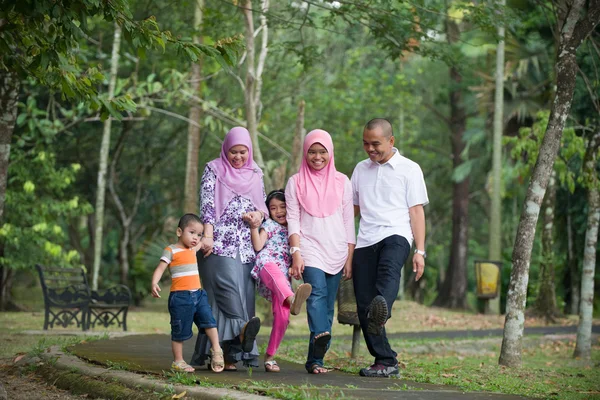 Glückliche indonesische Familie genießt die gemeinsame Zeit beim Spielen in — Stockfoto