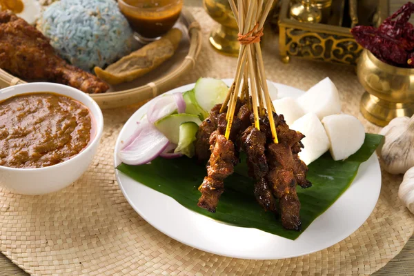 Thaise Kipspiesjes met limoen en chili, op houten bord. — Stockfoto