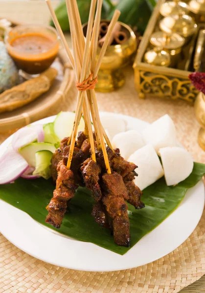 Satay un tradizionale spiedino di carne arrosto malese indonesiano — Foto Stock