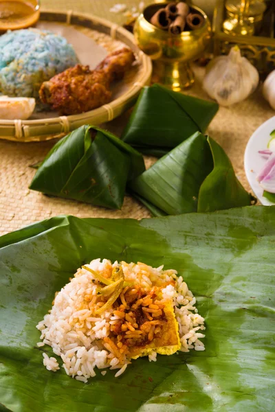 Nasi lemak, a traditional malay curry paste rice dish served on — Stock Photo, Image