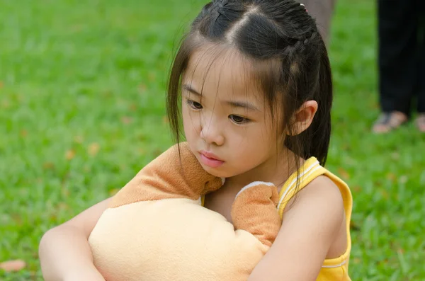 Niño chino asiático deprimido. Niña mostrando su infeliz f — Foto de Stock