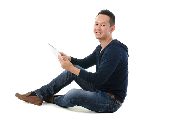 Ázsiai kínai ember egy alkalmi tabletta — Stock Fotó