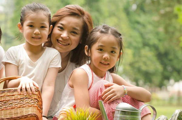 Asian chinese mother and her daughters on the park — Stock Photo, Image