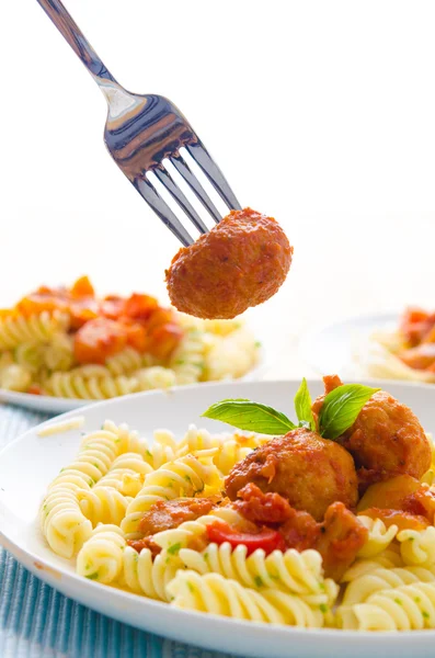 Итальянская паста с соусом и сыром пармезан — стоковое фото