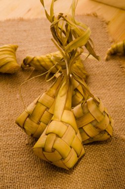 ketupat: Güney Doğu Asya pirinç kek bundle kez hazırlanan,