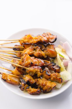 beyaz izole kebap eti satay kavrulmuş