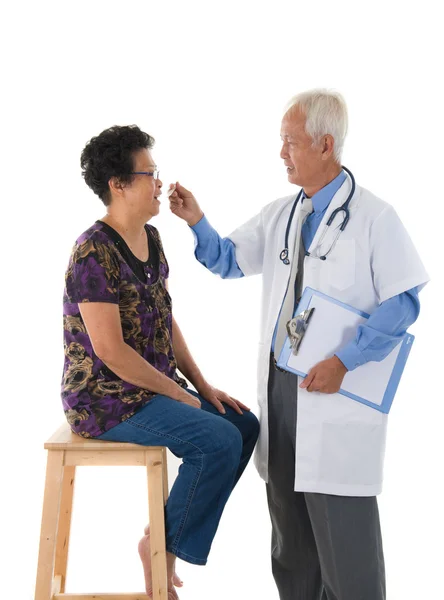 Asian senior doctors and patient performing medical checkup — Stock Photo, Image