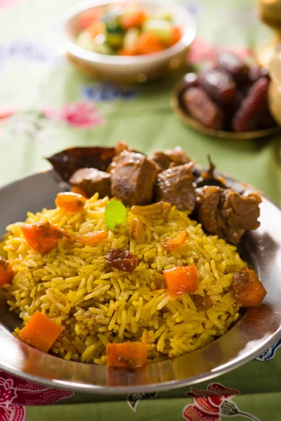 Arroz árabe, comida ramadán en Oriente Medio generalmente se sirve con tando — Foto de Stock