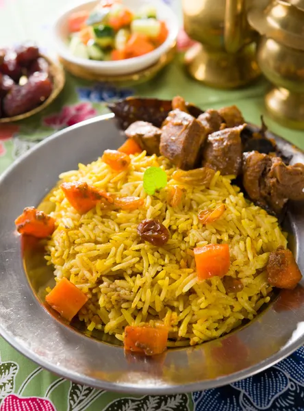 Арабський рис, рамаданська їжа на Близькому Сході зазвичай подається з тандо — стокове фото