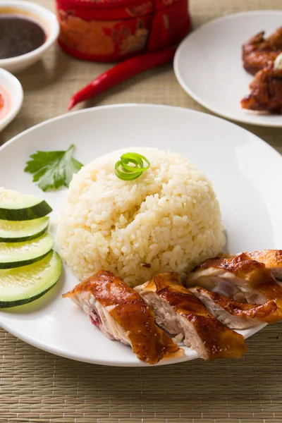 Arroz de pollo tostado singapore con salsa de chile como fondo —  Fotos de Stock