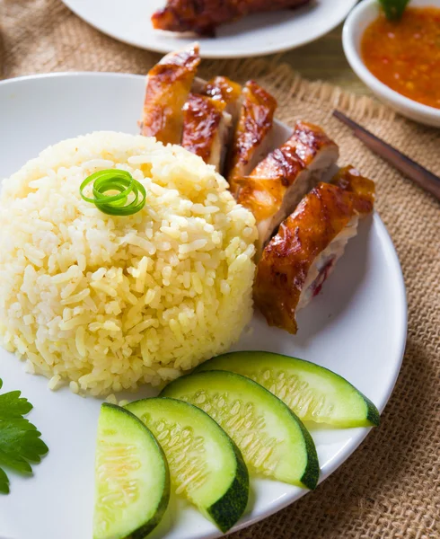 Chicken rice, singapore malaysian food with materials as backgro — Stock Photo, Image
