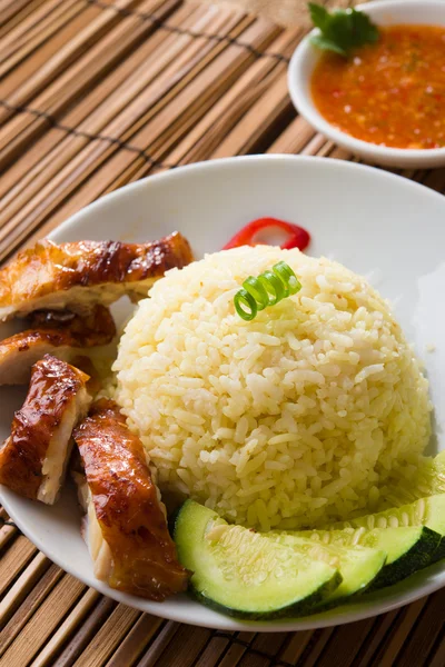 Arroz de frango hainan singapore com materiais como fundo — Fotografia de Stock