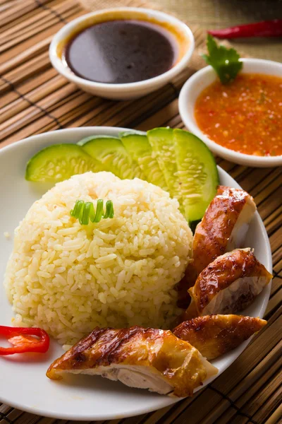 Singapore chicken rice , traditional singaporean food with items — Stock Photo, Image