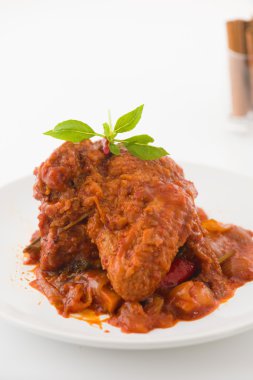 Körili tavuk rendang pişmiş baharatlı sos ile Hint tarzı bir