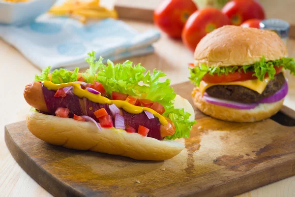 Hot-dog és szalonnával szolgált, mustáros paradicsom, és rengeteg bac — Stock Fotó