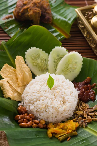 Nasi lemak, traditional singapore food — Stock Photo, Image