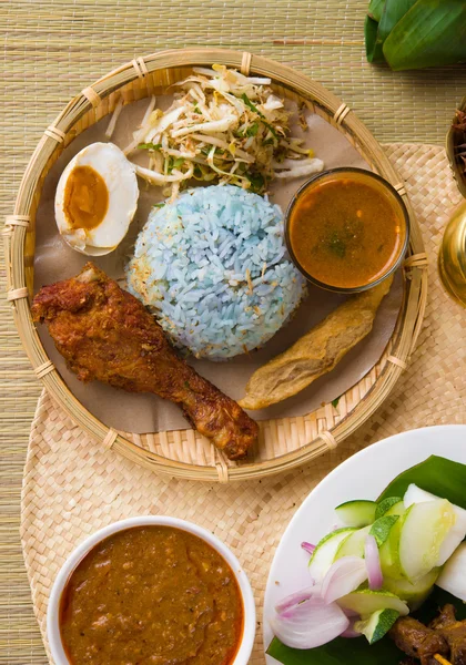 Nasi kerabu popular ramadan food in malaysia — Stock Photo, Image