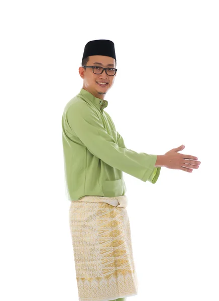 Homem malaio traditonal com gesto de boas-vindas durante o isolamento do ramadã — Fotografia de Stock