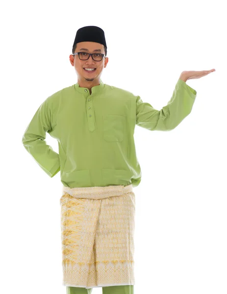 Traditonal Malay man with welcome gesture during ramadan isolate — Stock Photo, Image