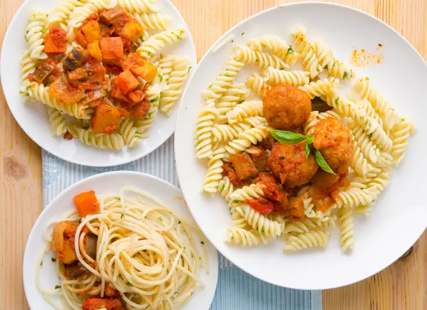 Plato de espaguetis con albóndigas en salsa marinara de tomate y i —  Fotos de Stock