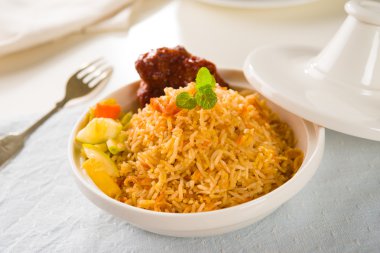 Arap tarzı tajine traditiona ile biryani tavuklu pilav pişirilir