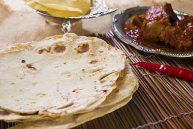 chapatti roti, Körili tavuk, biryani pirinç, salata, masala süt t