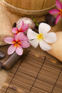 tropikal spa kurulum ile geleneksel frangipani çiçek ve massag