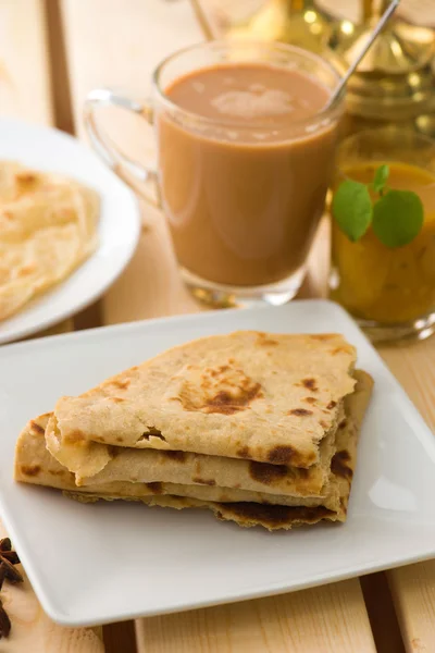 Chapathi comida indiana tradicional com configurações em segundo plano — Fotografia de Stock