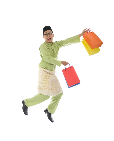 Indonésia masculino compras e saltar de alegria durante hari raya ra — Fotografia de Stock