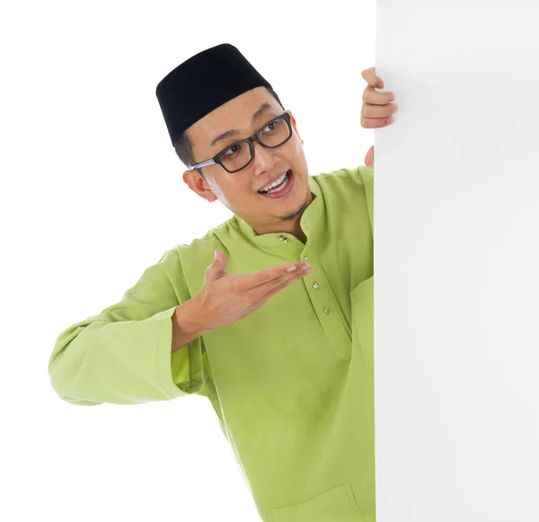 Masculino malayo con tarjeta en blanco durante la celebración del hari raya Eid al-Fitr — Foto de Stock