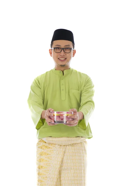 Traditionele Maleis man met koekjes tijdens hari raya — Stockfoto