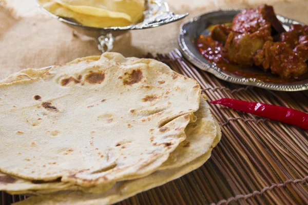 Chapatti roti, curry chicken, biryani rice, salad, masala milk t — Stock Photo, Image