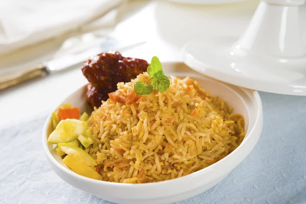 ข้าวไก่ Biryani ปรุงสุกในสไตล์อาหรับทาจีนกับประเพณี — ภาพถ่ายสต็อก