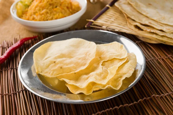 Papadum ou papad com vários alimentos tradicionais da Índia — Fotografia de Stock