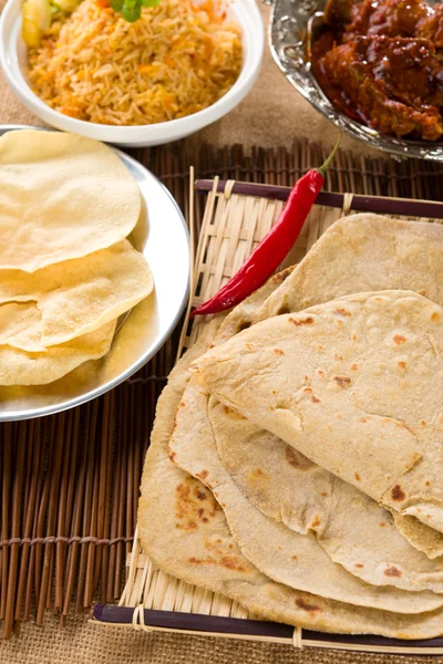 Chapathi com vários alimentos indianos no estilo de vida tradicional — Fotografia de Stock