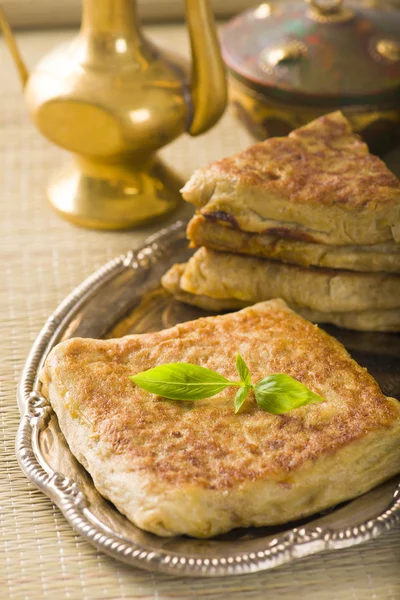 Mutabbaq a popular arab food where bread if stuffed with meat — Stock Photo, Image