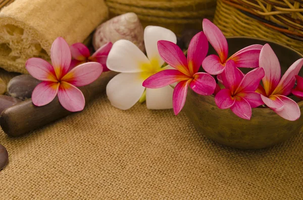 Configuración de spa tropical con flores frangipani tradicionales y massag —  Fotos de Stock