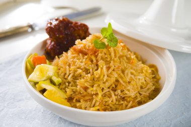 Arap tarzı tajine traditiona ile biryani tavuklu pilav pişirilir