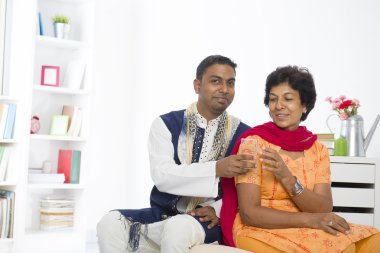 Punjabi aile anne ve oğlu ile yaşam ayarı