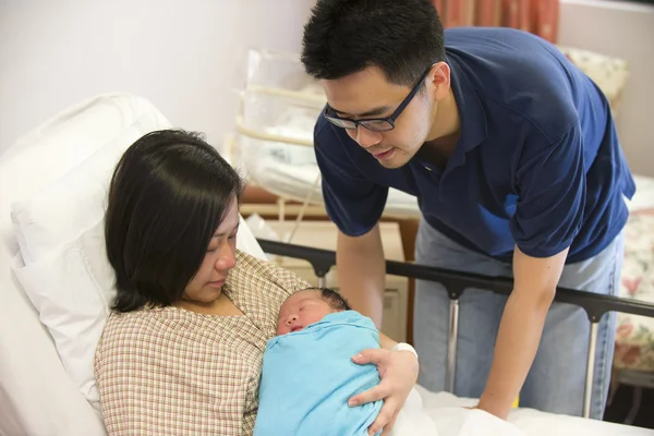 Asian chinese newborn baby girl and daddy in hospital — Stock Photo, Image
