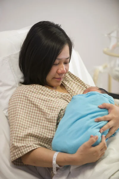 Aziatische moeder en pasgeboren babymeisje in het ziekenhuis — Stockfoto