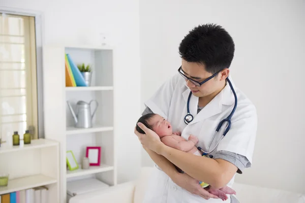 Ασιατικές αρσενικό γιατρός και νεογέννητο μωρό σχετικά με την κλινική — Φωτογραφία Αρχείου